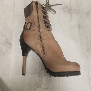 United nude boots